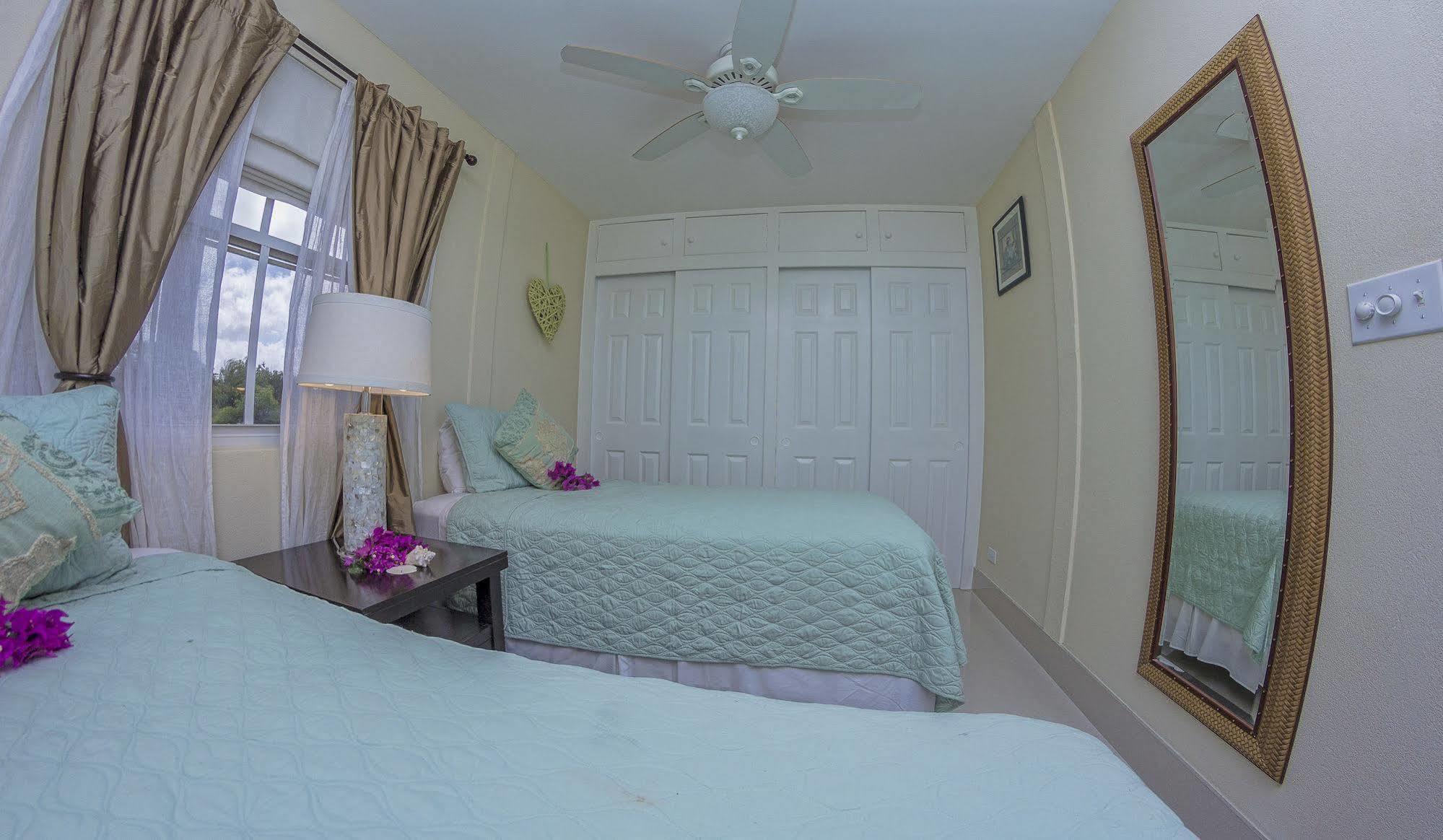 Lantana Barbados Condos Saint James Eksteriør bilde